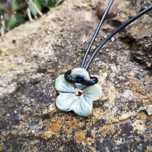 Collier fleur bleu or fait main aix en provence artisanat