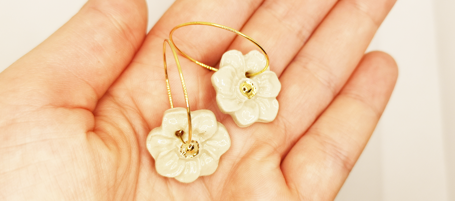 Boucles d'oreilles créoles fleur blanche