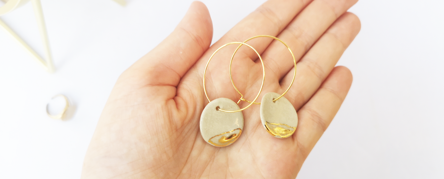 Boucles d'oreilles blanches et or rond