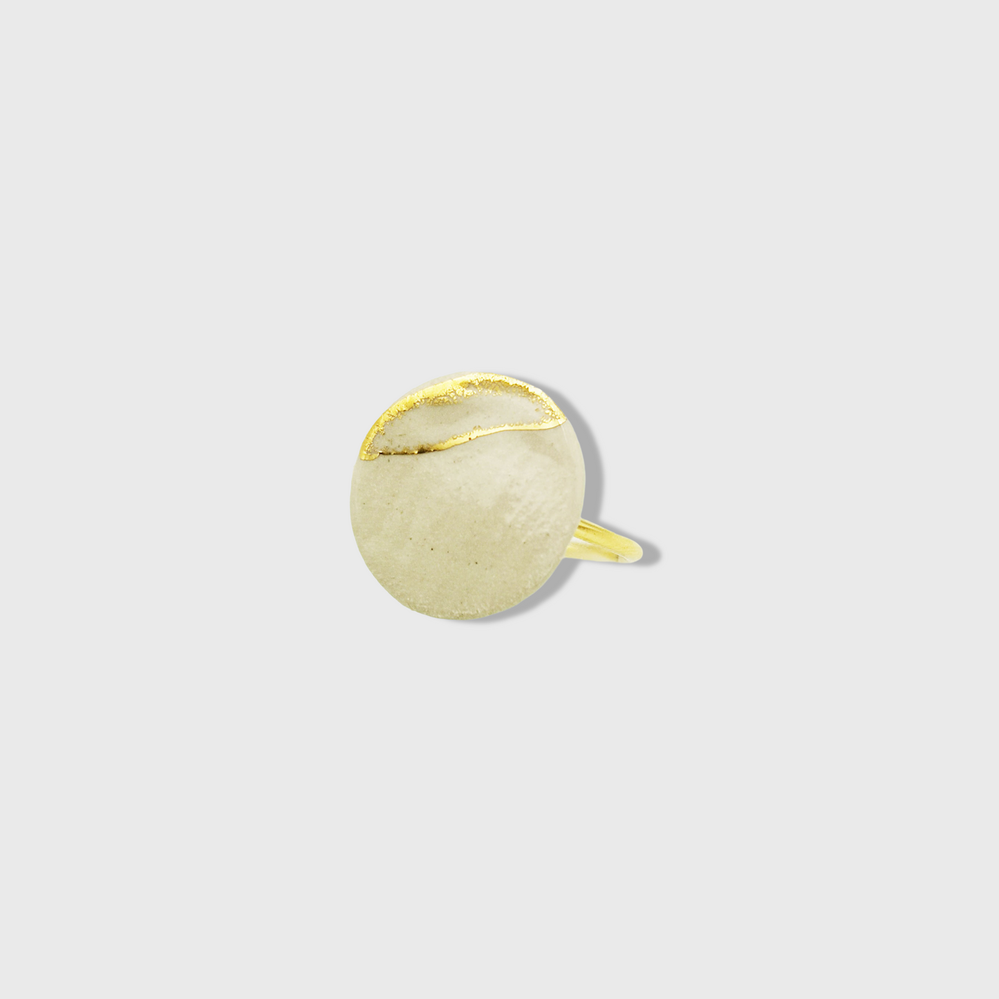 Bague blanc argile et or Médaillon, élégante et chic, bijou fait main