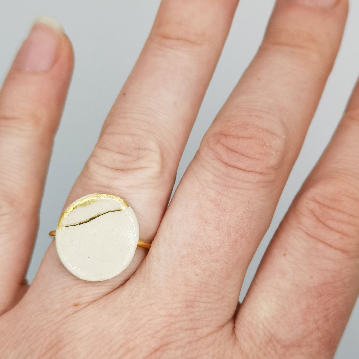 Bijou de luxe, bague ajustable en argile blanche avec médaillon or, prêt à offrir