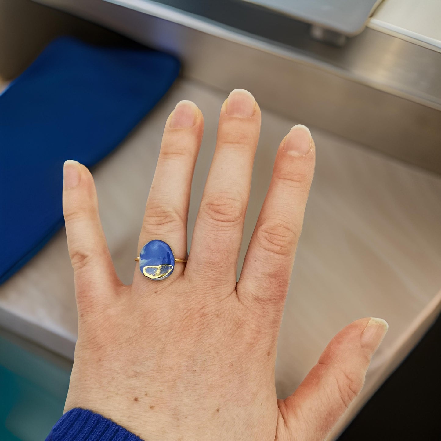 Bague bleu roi éco-responsable en céramique, une création artisanale d'exception fabriquée à la main