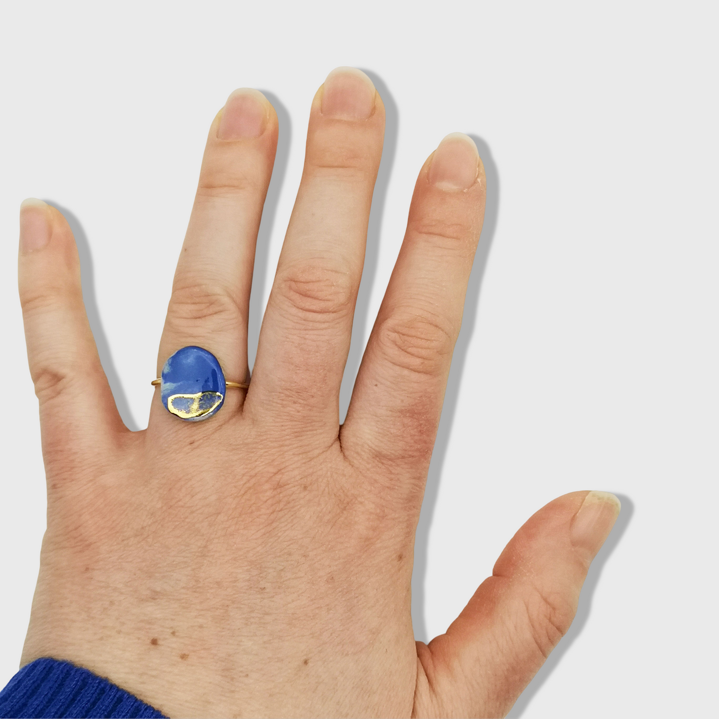 Bijou unique : bague bleu roi avec touches dorées, parfaite pour une tenue chic et moderne.