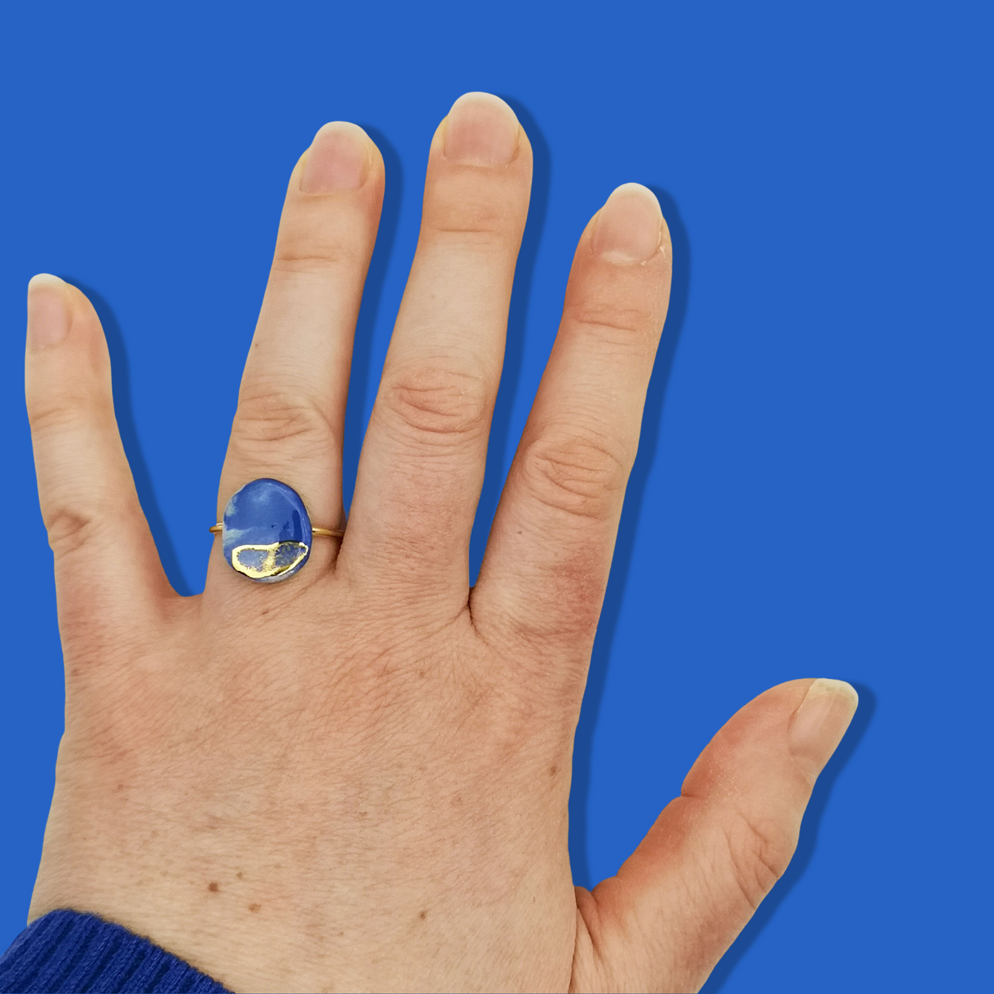 Bague réglable bleu roi et or, légère et confortable, conçue pour toutes les occasions