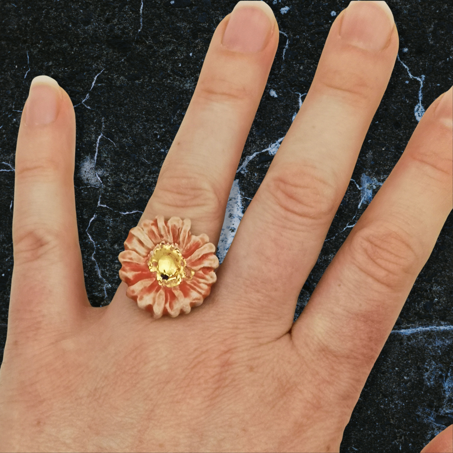 Bijou marguerite rouge corail et or, bague élégante et chic pour femme