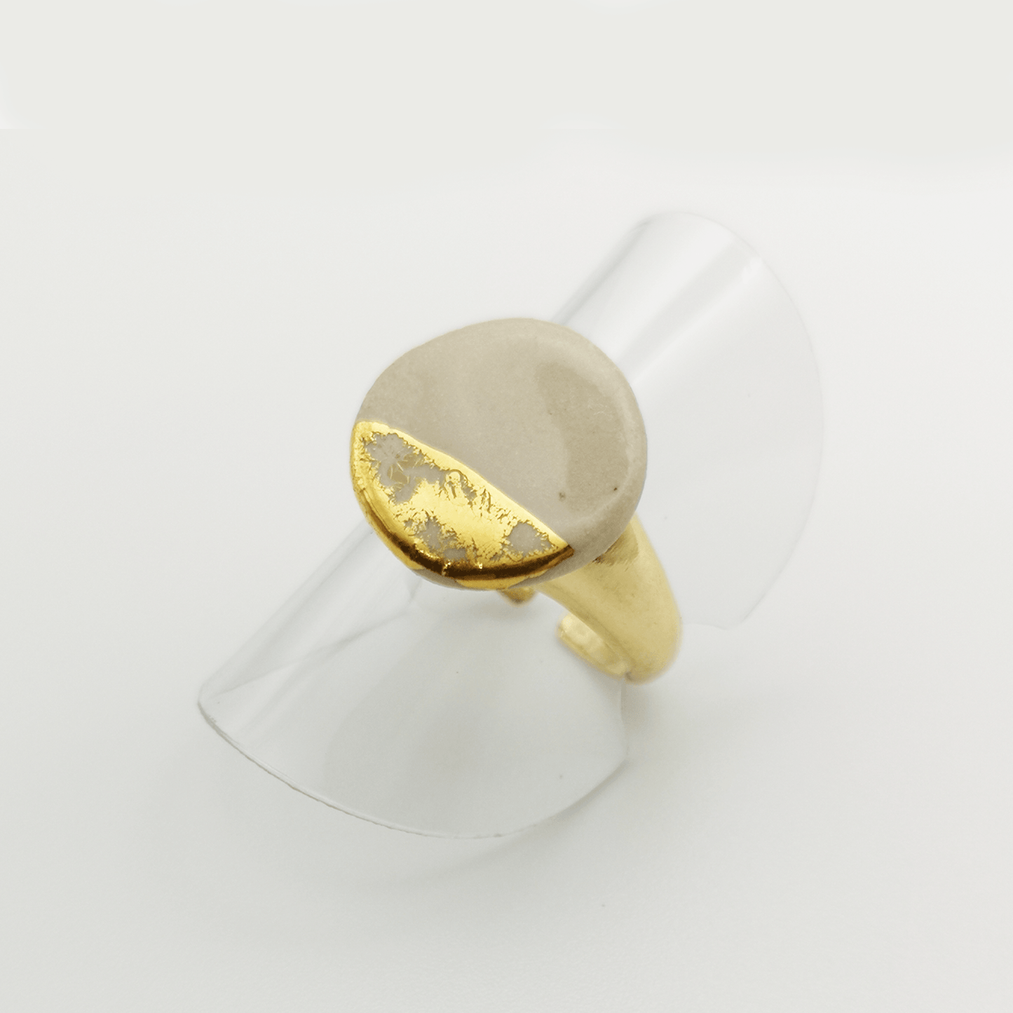 Bague blanche ceramique et or artisan Aix en Provence