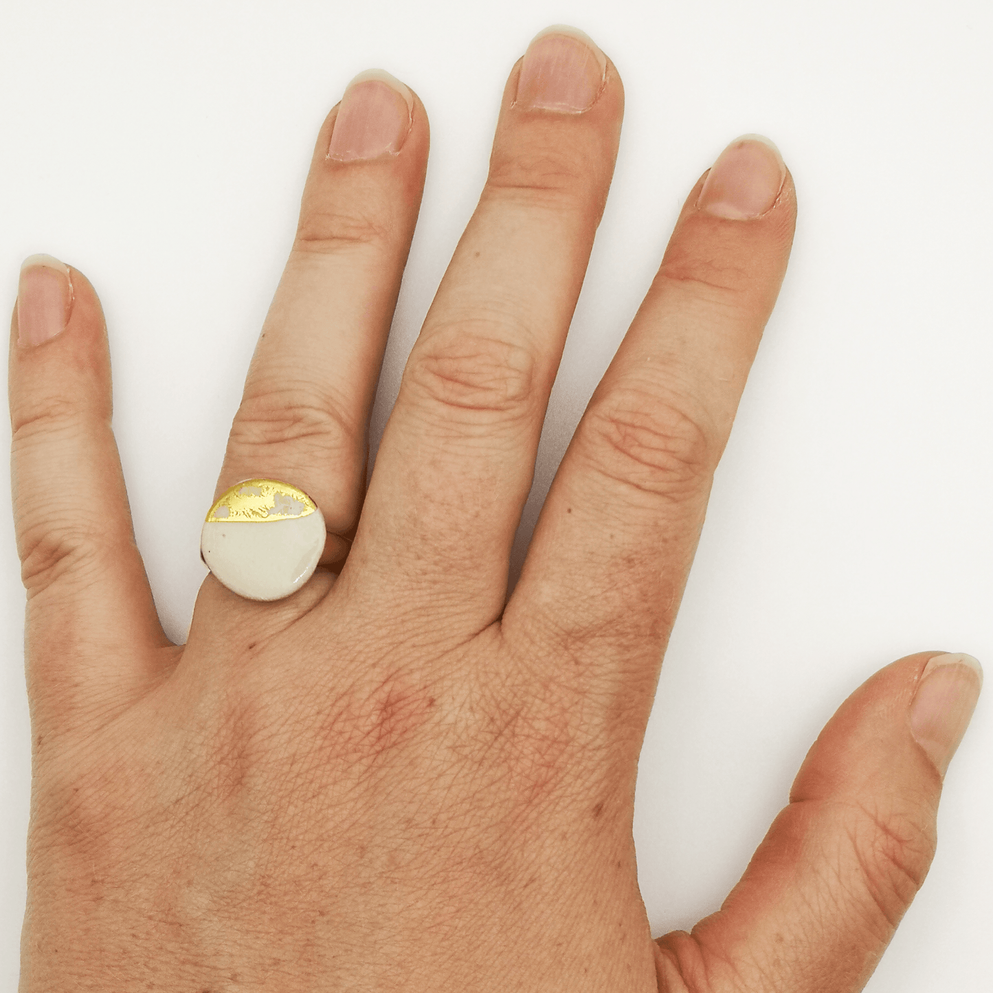 Bague blanche ceramique et or artisan Aix en Provence