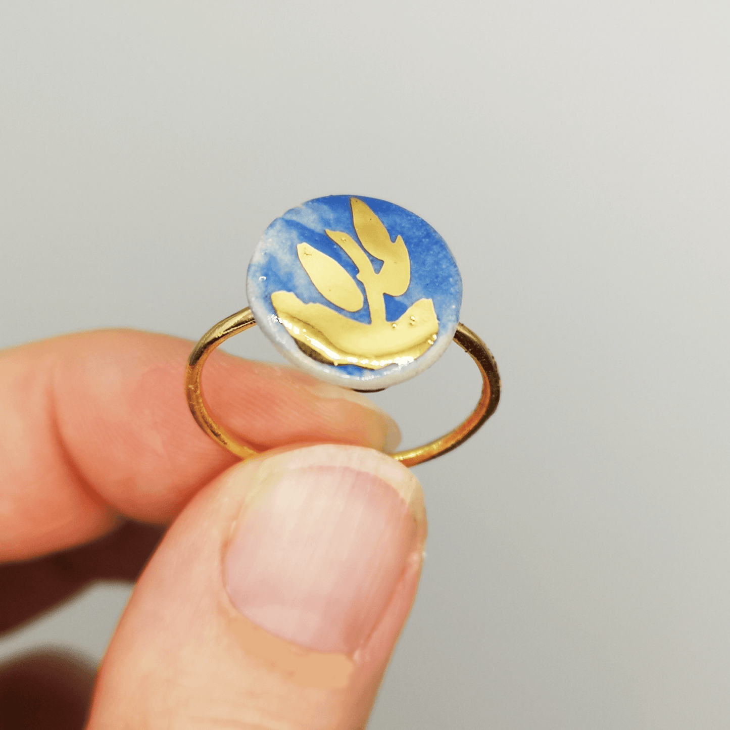 Bague bleu Klein or fait main branche artisan france Corinne Ceramique
