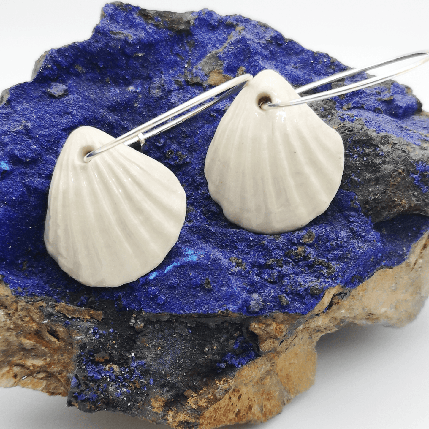 Bouce d'oreille coquillage argent 925 fait main Aix en Provence Corinne Ceramique sur un rocher bleu