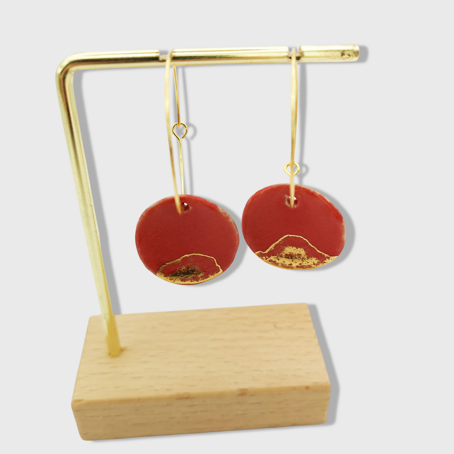 Boucles d'oreilles en céramique rouge avec médaillon or, élégantes et légères, fabriquées artisanalement