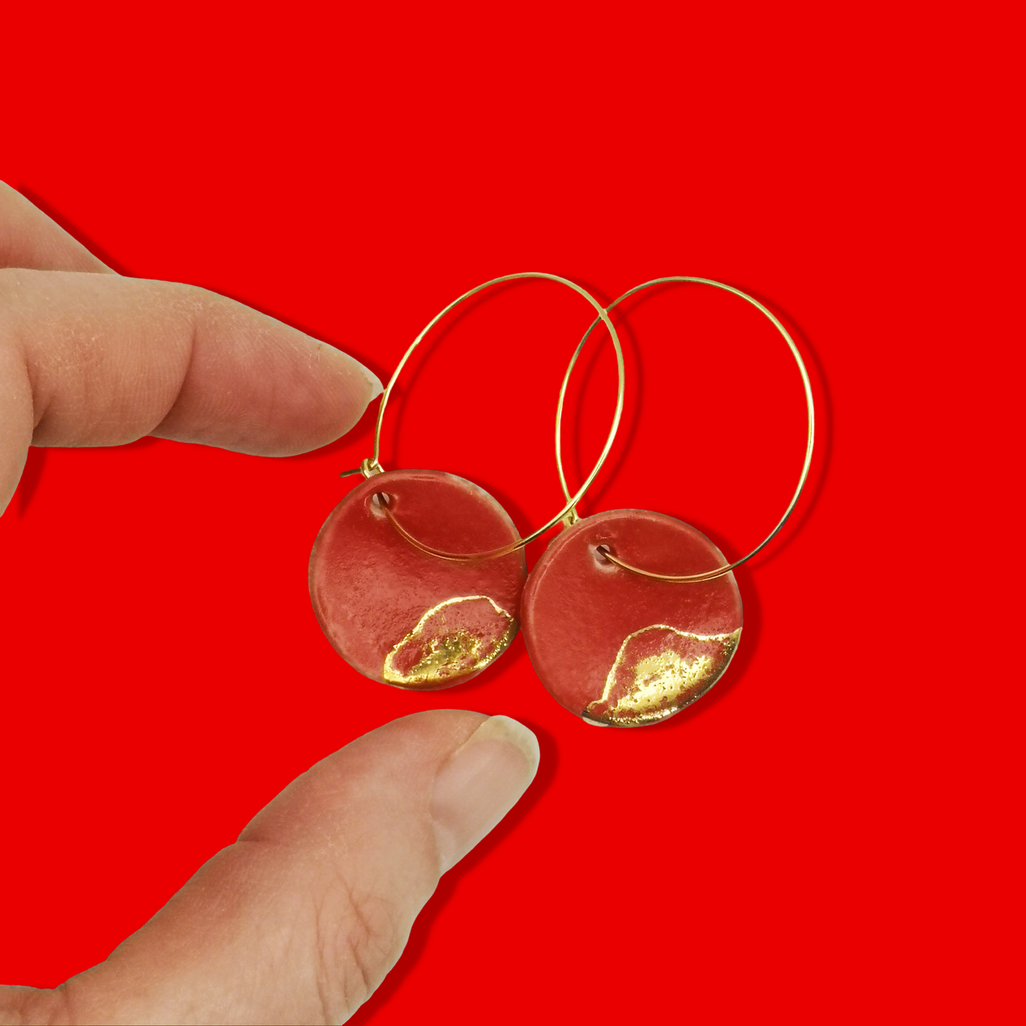 Bijoux élégants en céramique rouge et or avec médaillon pendantes, fait main par Corinne Céramique