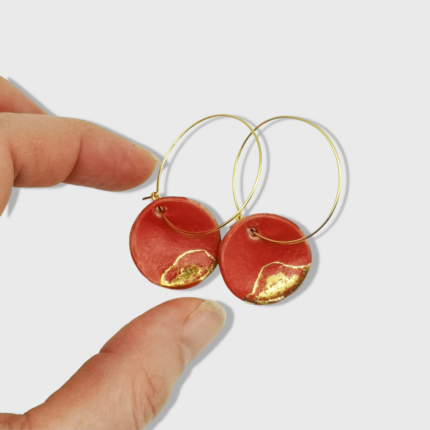 Boucles d'oreilles minimalistes en céramique rouge et or, style géométrique et artisanal