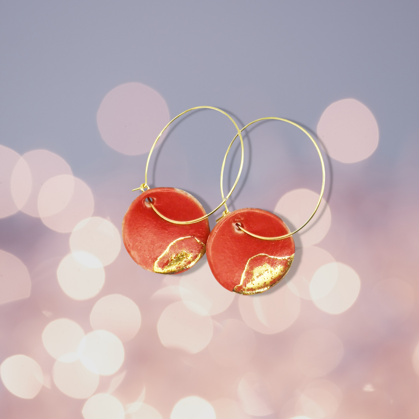 Boucles d'oreilles créoles rouge avec pendentif médaillon or, cadeau idéal pour femme