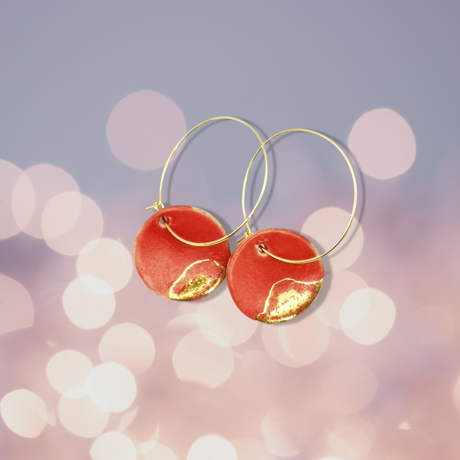 Boucles d'oreilles créoles rouge avec pendentif médaillon or, cadeau idéal pour femme