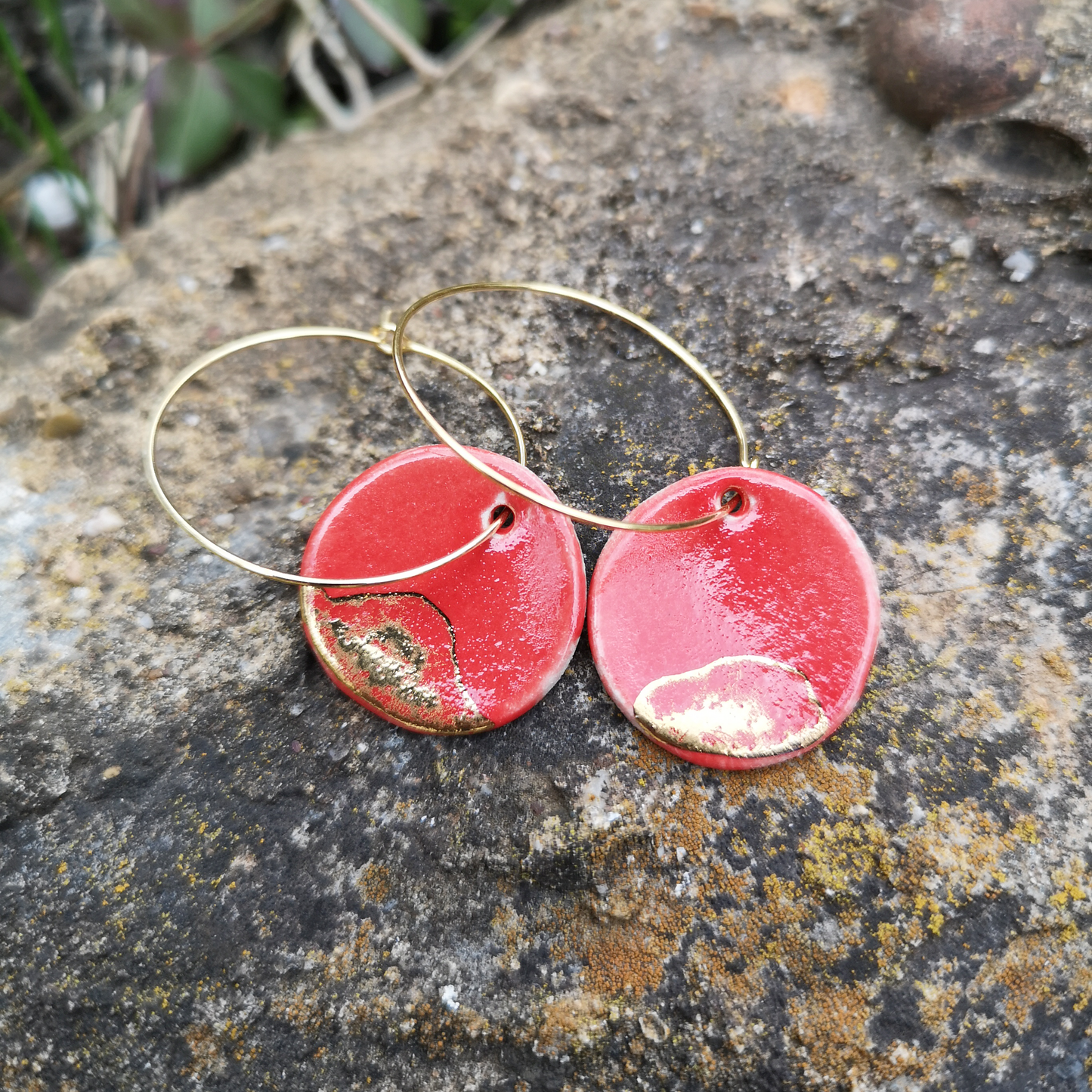 Boucles d'oreilles élégantes avec médaillon en céramique rouge et or, prêt à offrir dans une boîte cadeau rose