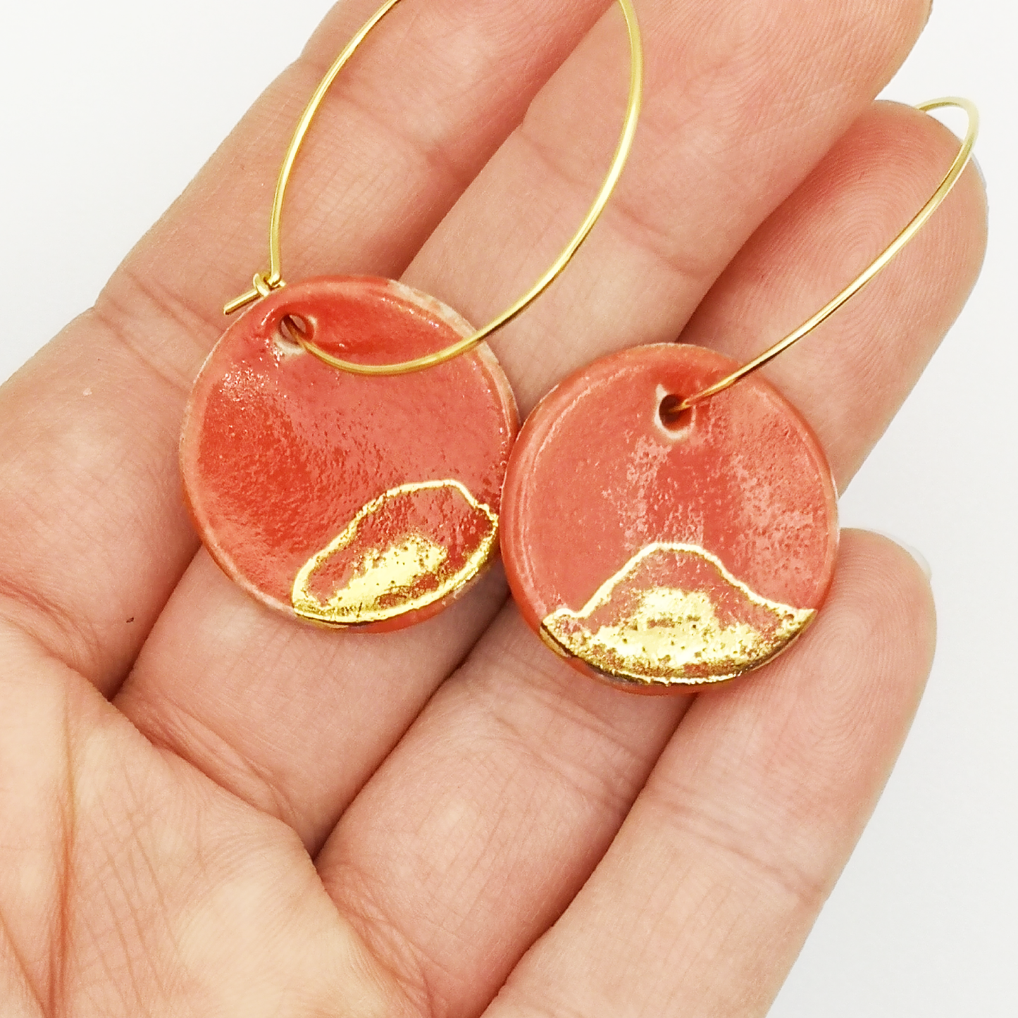 Bijou en céramique rouge et or, boucles d'oreilles pendantes avec médaillon fait main à Aix-en-Provence