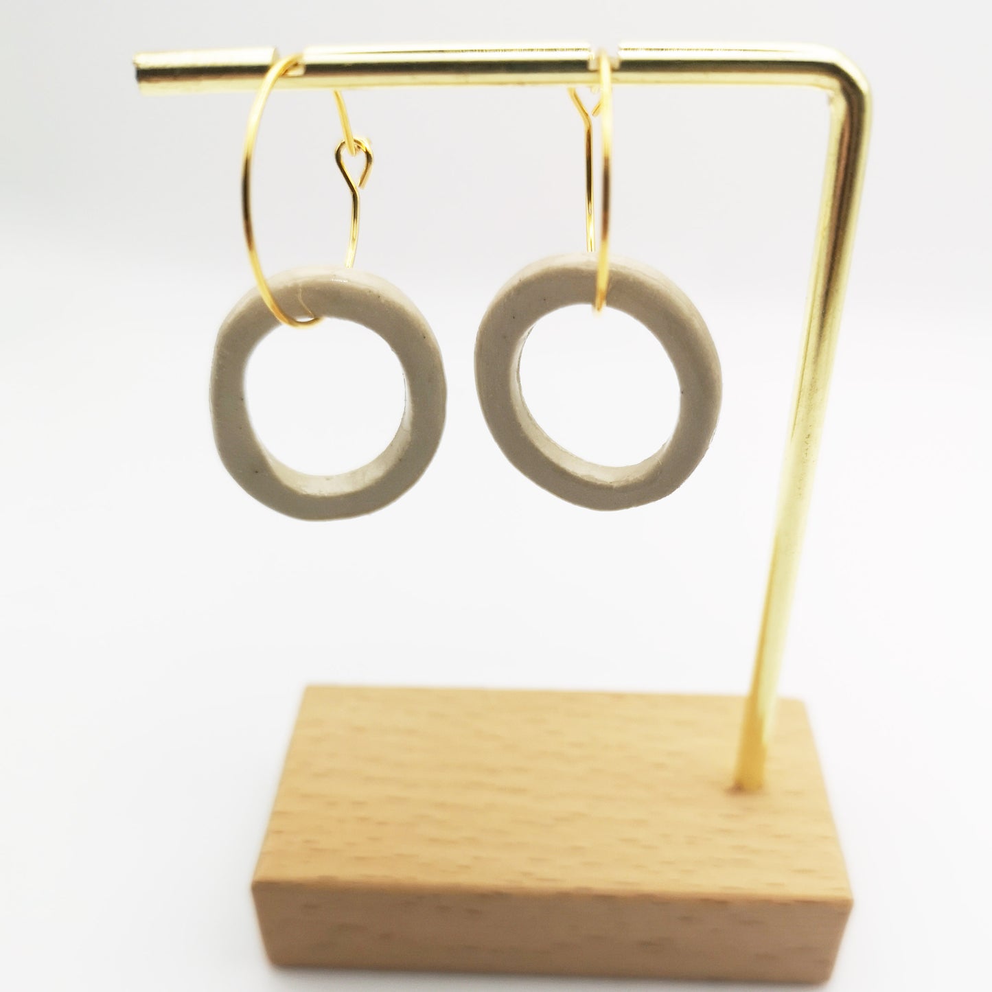 Boucles d'oreilles en céramique blanc argile dans leur écrin rose pâle - Les boucles d'oreilles en céramique blanc argile reposent dans un écrin cadeau rose pâle, parfaites pour un cadeau élégant et raffiné pour une femme moderne.