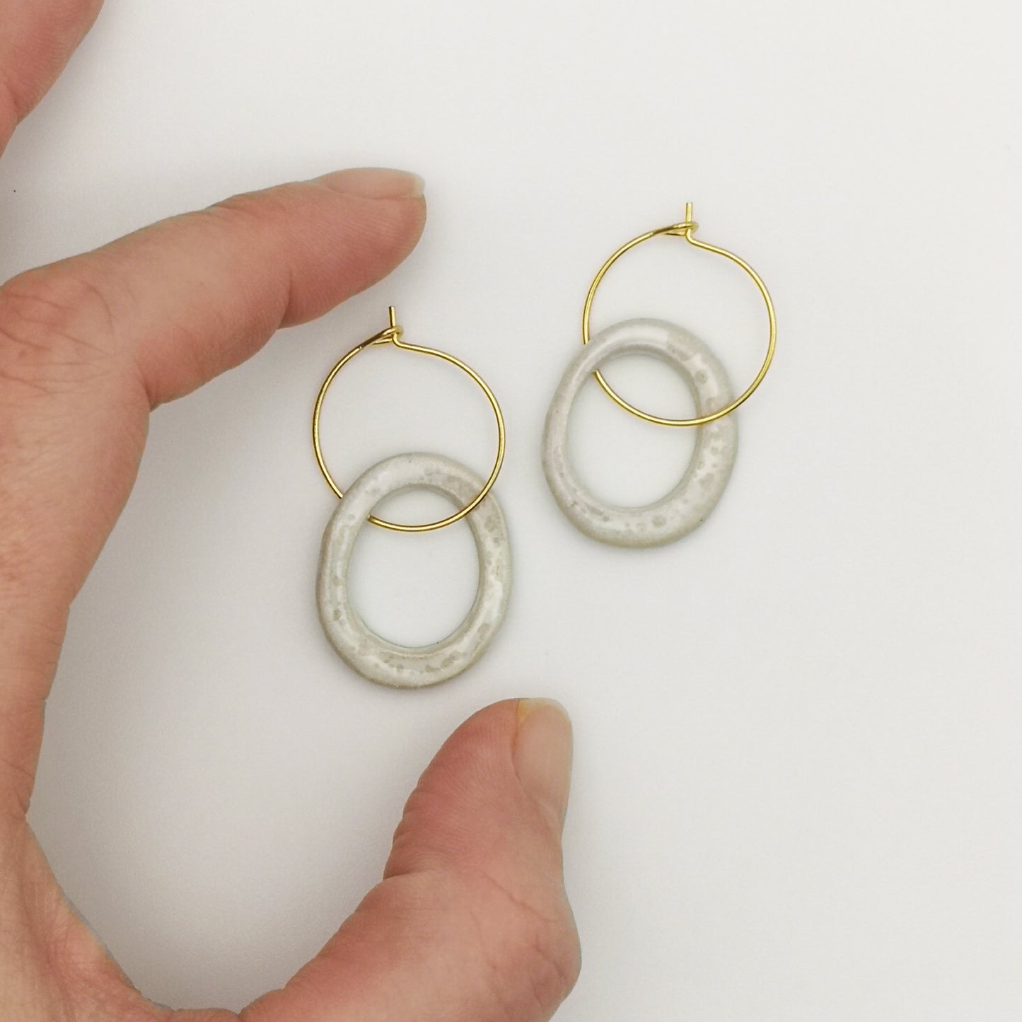 Boucles d'oreilles pendantes légères et confortables en blanc nacré, parfaites pour un look élégant