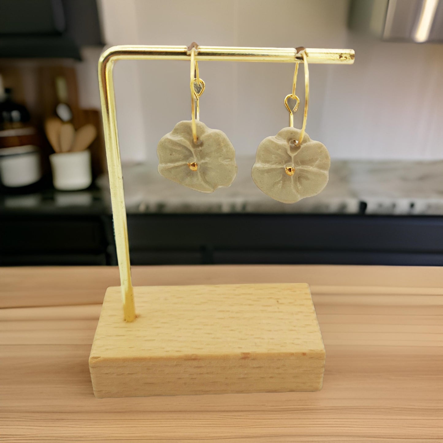 Boucles d'oreilles fleur pensée blanche et or, un cadeau élégant prêt à offrir dans un bel écrin signé Corinne Céramique.