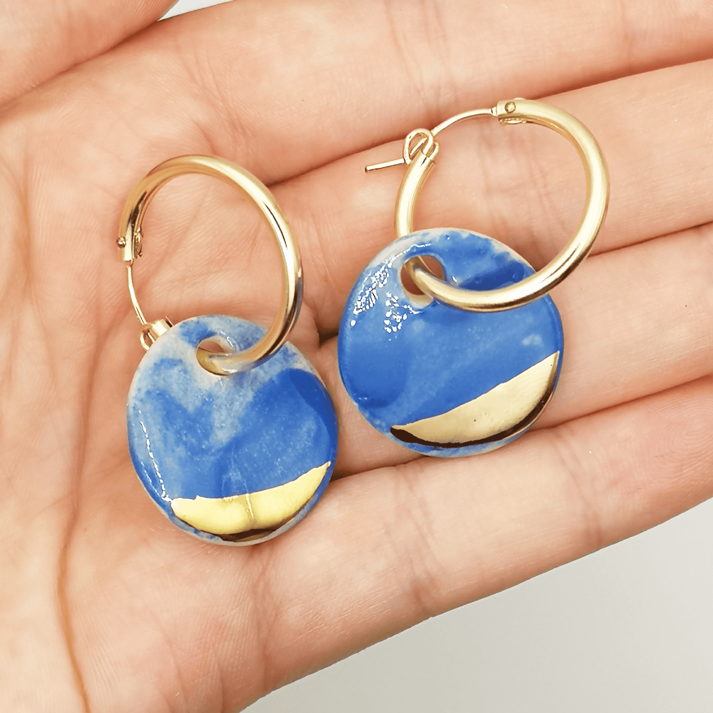 Boucles d'oreilles uniques bleues pendantes pour femme Corinne Ceramique Gold Filled