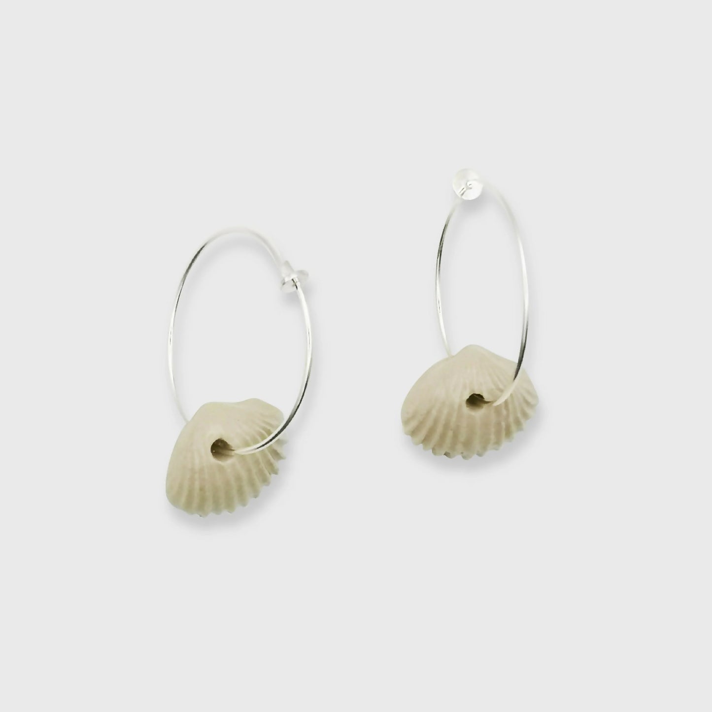 Boucles d'oreilles pendantes en céramique blanche en forme de coquillage coquille saint jacque avec anneau en argent 925, fabriquées artisanalement en Provence France.