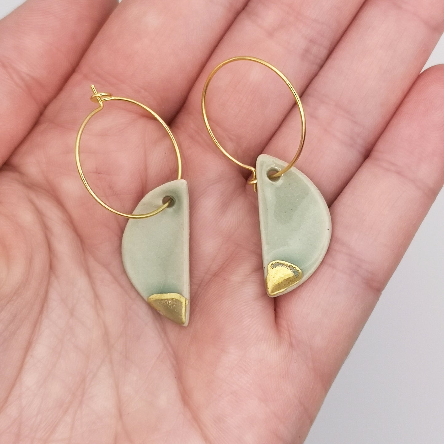 Boucles d'oreilles vert celadon demin lune pendante pour femme fait main artisanat d'exception Luxe Aix en Provence dans main
