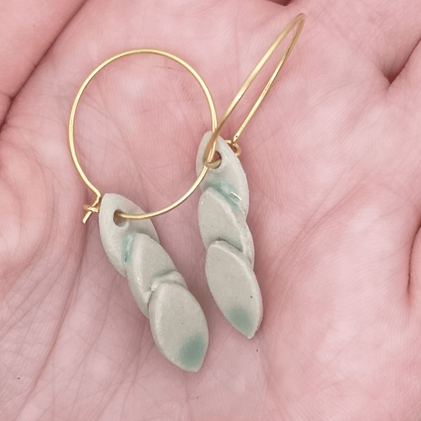 Boucles d'oreilles pendante fleches pour femme vert celadon or anneau artisanat d art Luxe aix en provnce france