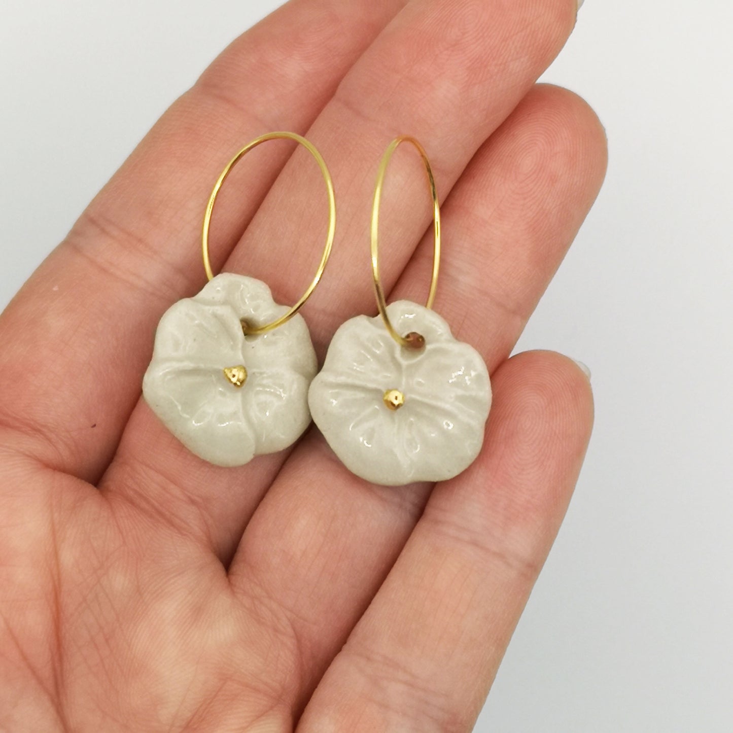 Sublimes boucles d'oreilles pensées blanches et dorées, légères et confortables, parfaites pour une touche chic et poétique.