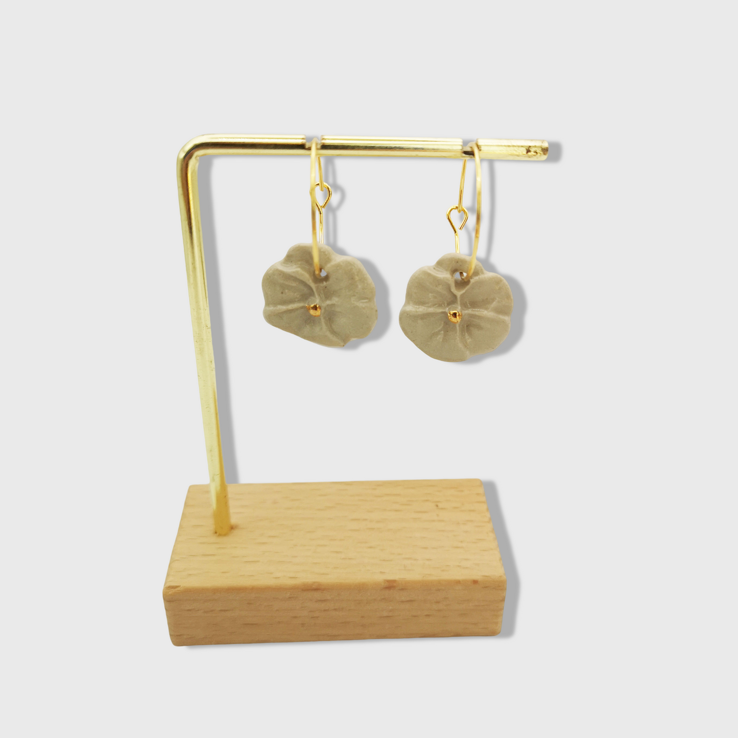Boucles d'oreilles pendantes en céramique blanche et or, inspirées de la délicate fleur pensée, symbole du souvenir et de l’amour.