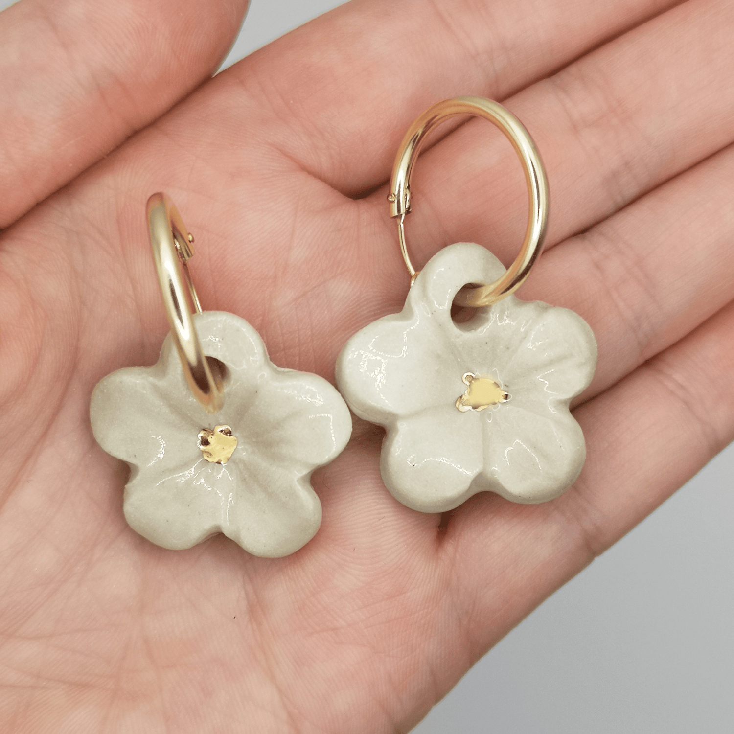 Boucles d'oreilles fleurs blanc or gold filled artisan Provence France Corinne Ceramique