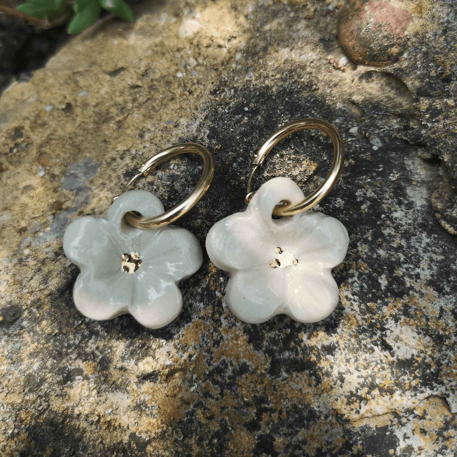 Boucles d'oreilles fleurs blanc or gold filled artisan Provence France Corinne Ceramique