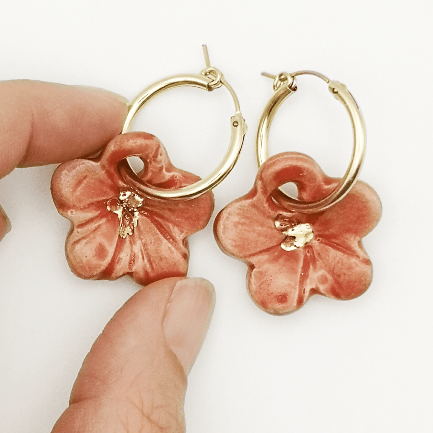 Boucles d'oreilles creoles fleurs rouge gold filled Fait main Provence France pour femme hisbicus