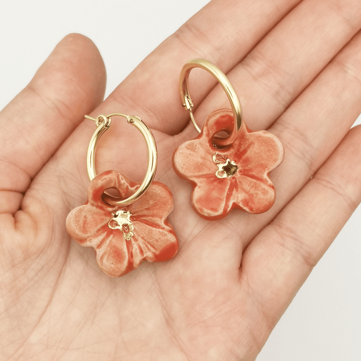 Boucles d'oreilles creoles fleurs rouge gold filled Fait main Provence France pour femme hisbicus