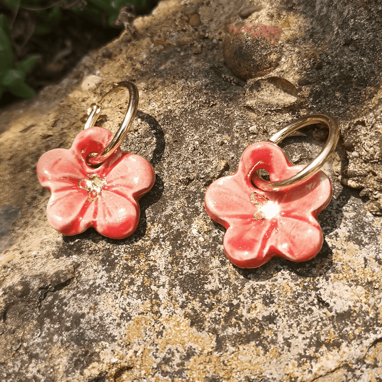 Boucles d'oreilles creoles fleurs rouge gold filled Fait main Provence France pour femme hisbicus dans nature