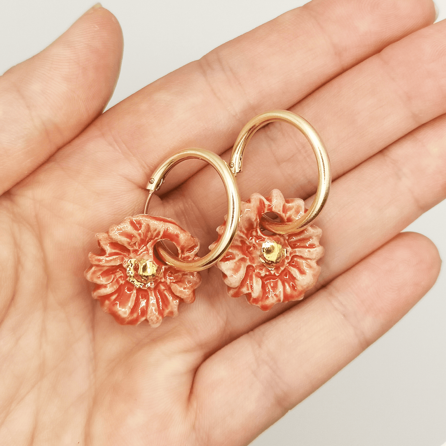 Boucle d'oreille pendante rouge corail fleur marguerite or gold filled