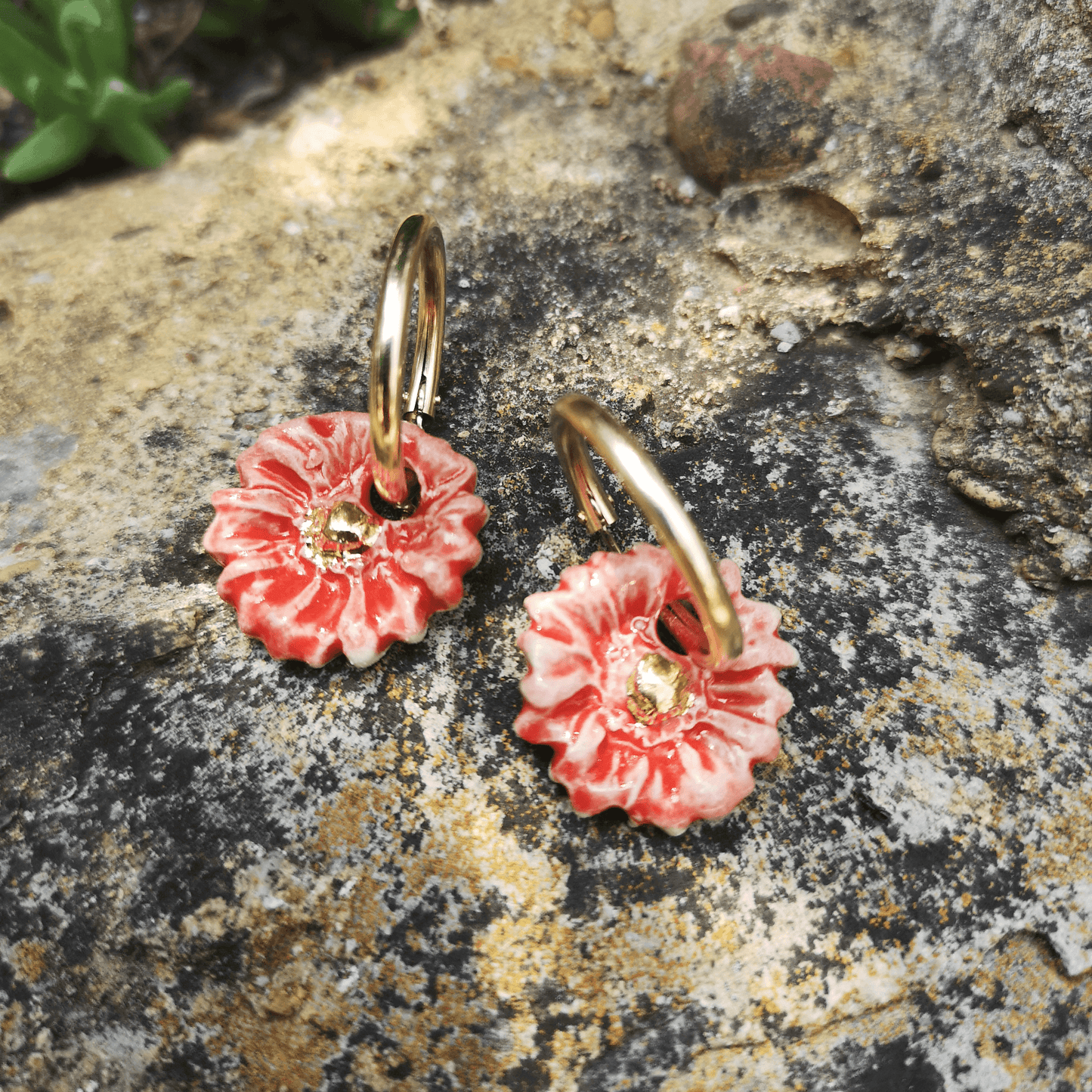 Boucle d'oreille pendante rouge corail fleur marguerite or gold filled