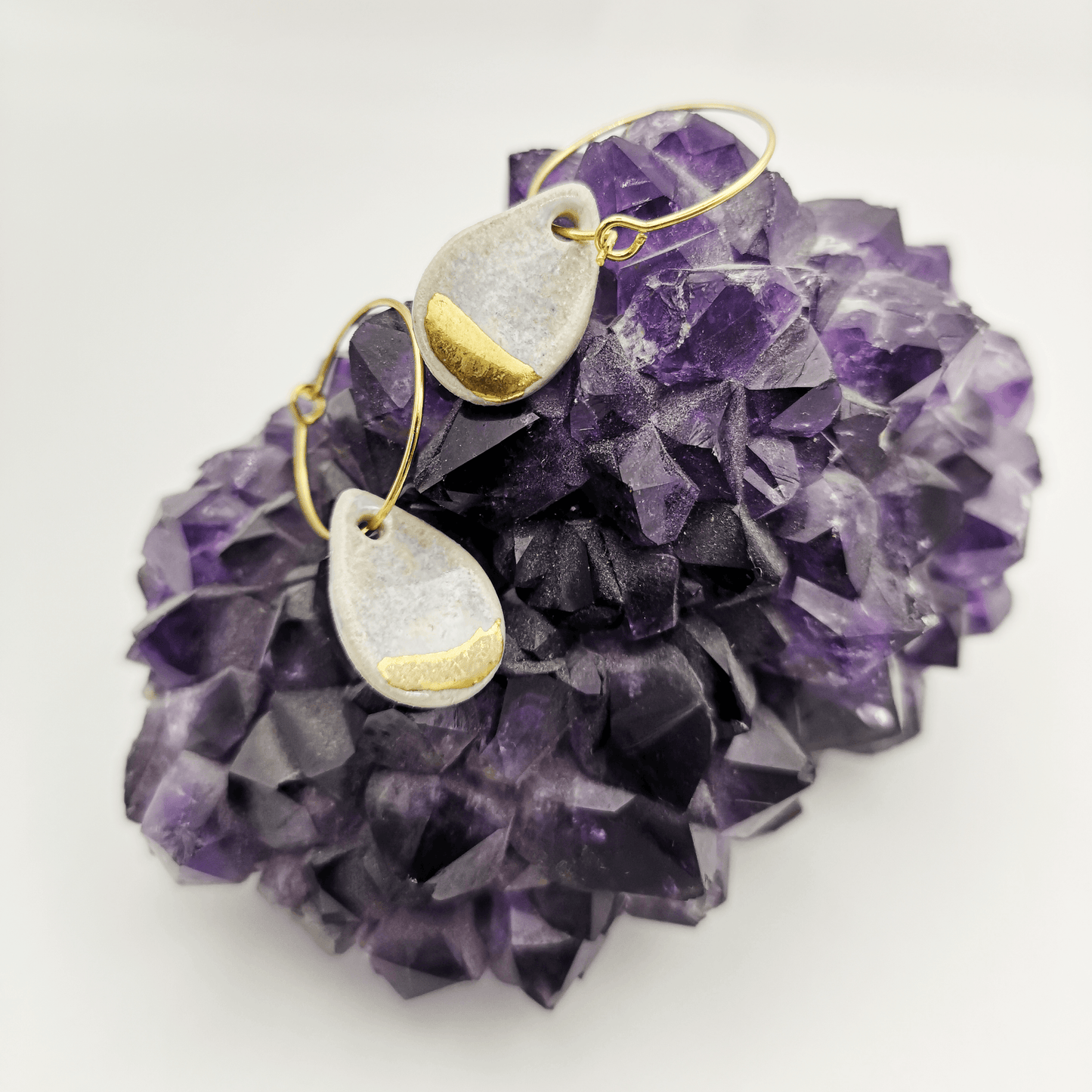 Boucles d'oreilles goutte d'eau blanc nacre or sur une anemetiste cadeau femme