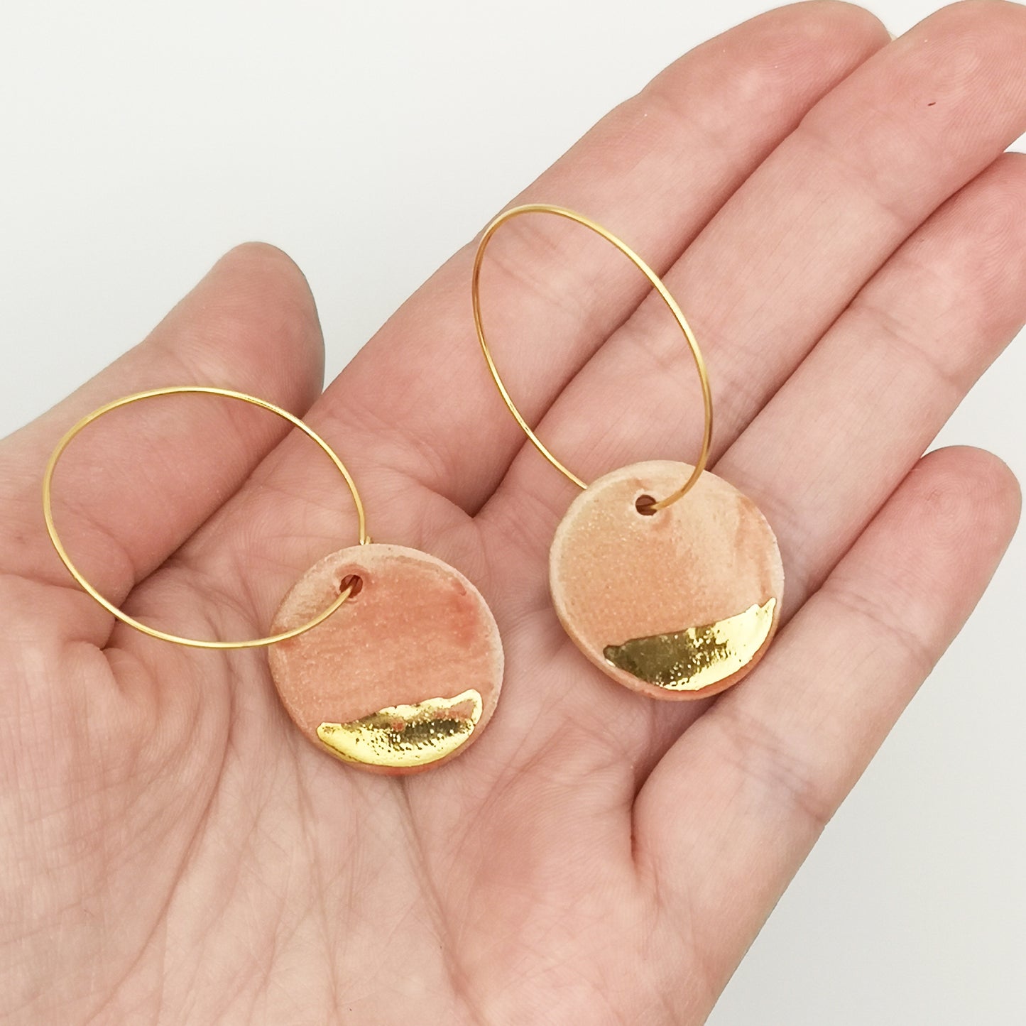 Boucles d'oreilles rouge corail et or fait main aix en provence corinne ceramique dans main