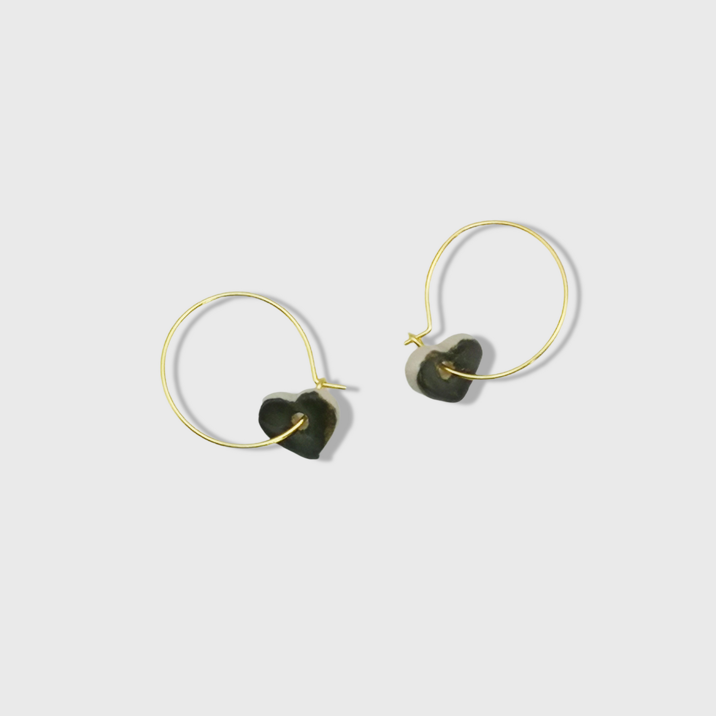 Boucles d'oreilles créoles dorées avec pendentifs en forme de cœur vert, élégantes et légères, faites à la main en Provence.