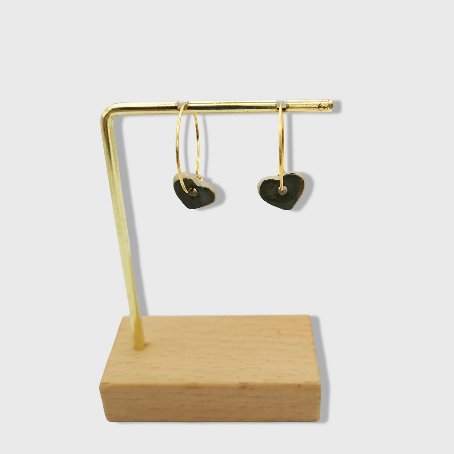 Bijoux artisanaux : boucles d'oreilles pendantes avec cœurs en céramique verte et créoles dorées à l'or fin.