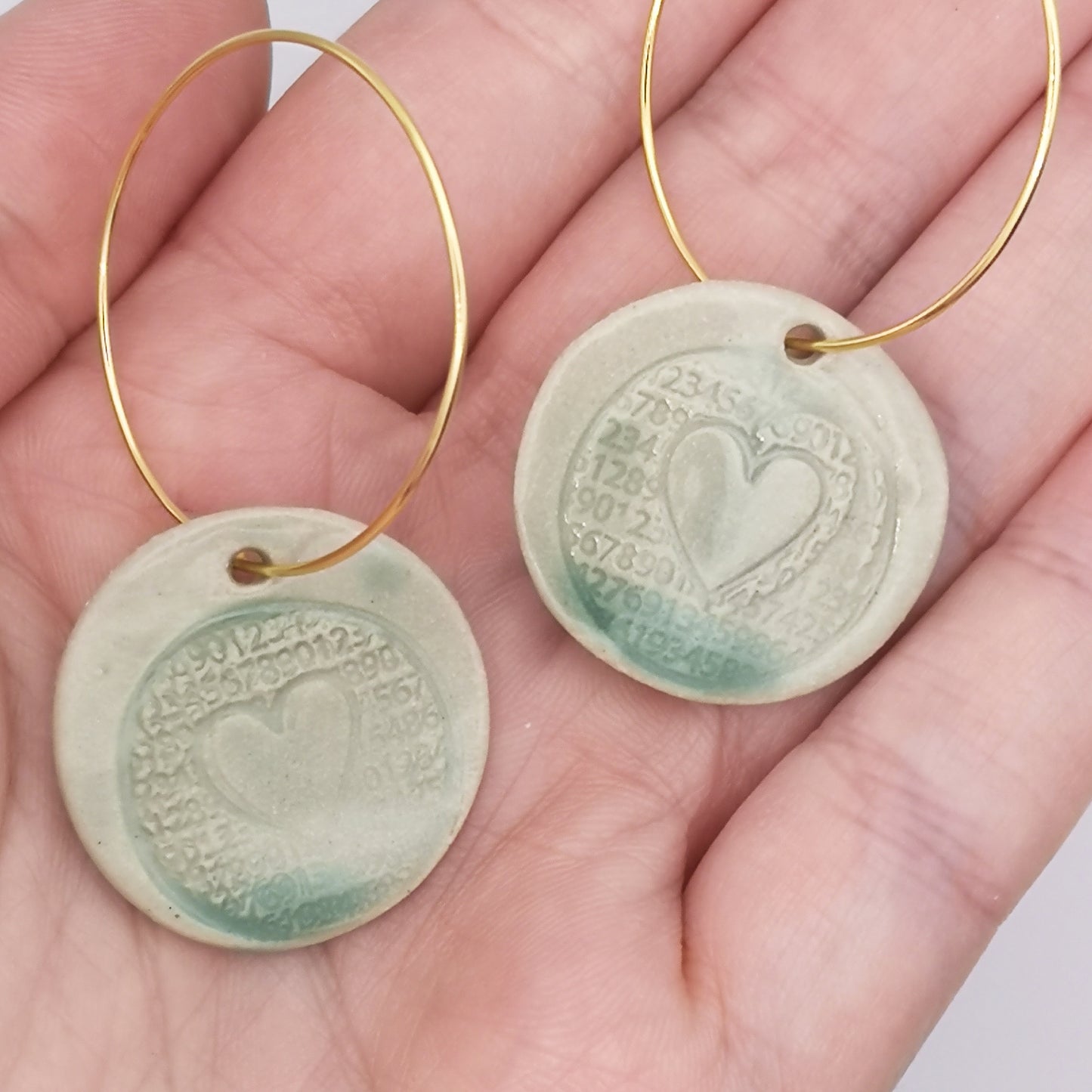 Boucles d'oreilles vert celadon medaille coeur graver or pendante pour femme corinne ceramique artisan luxe exception