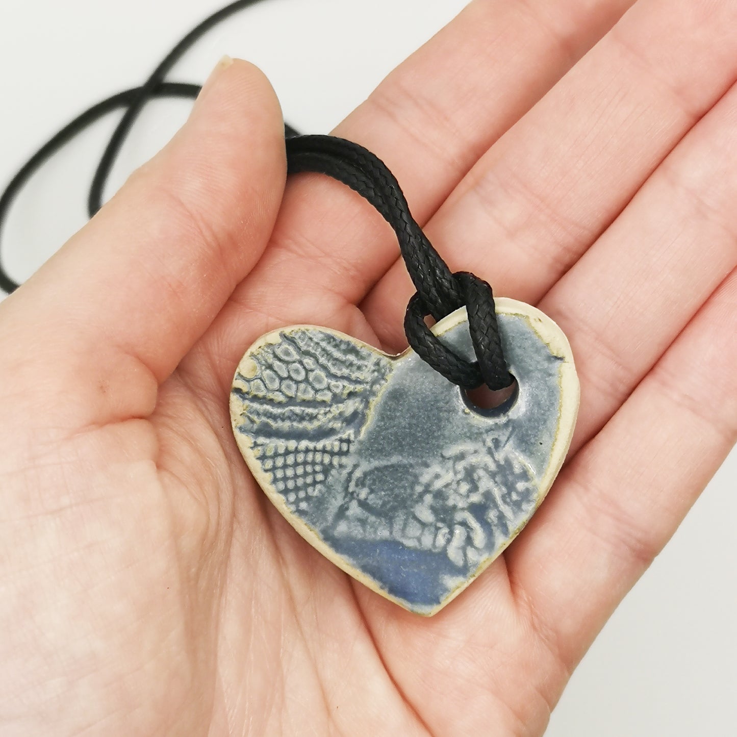 Collier coeur bleu cordon cuir reglable Corinne Ceramique pour femme aix en provence
