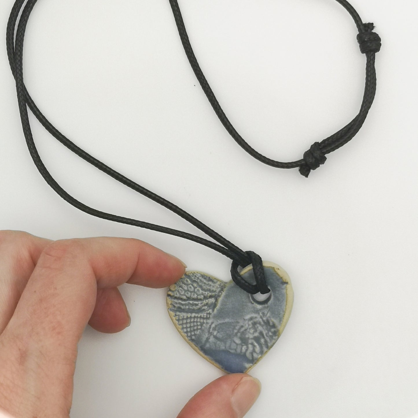 Collier coeur bleu motif cordon cuir reglable Corinne Ceramique