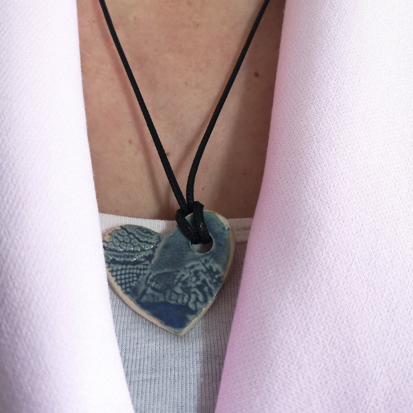 Collier coeur bleu cordon cuir reglable Corinne Ceramique