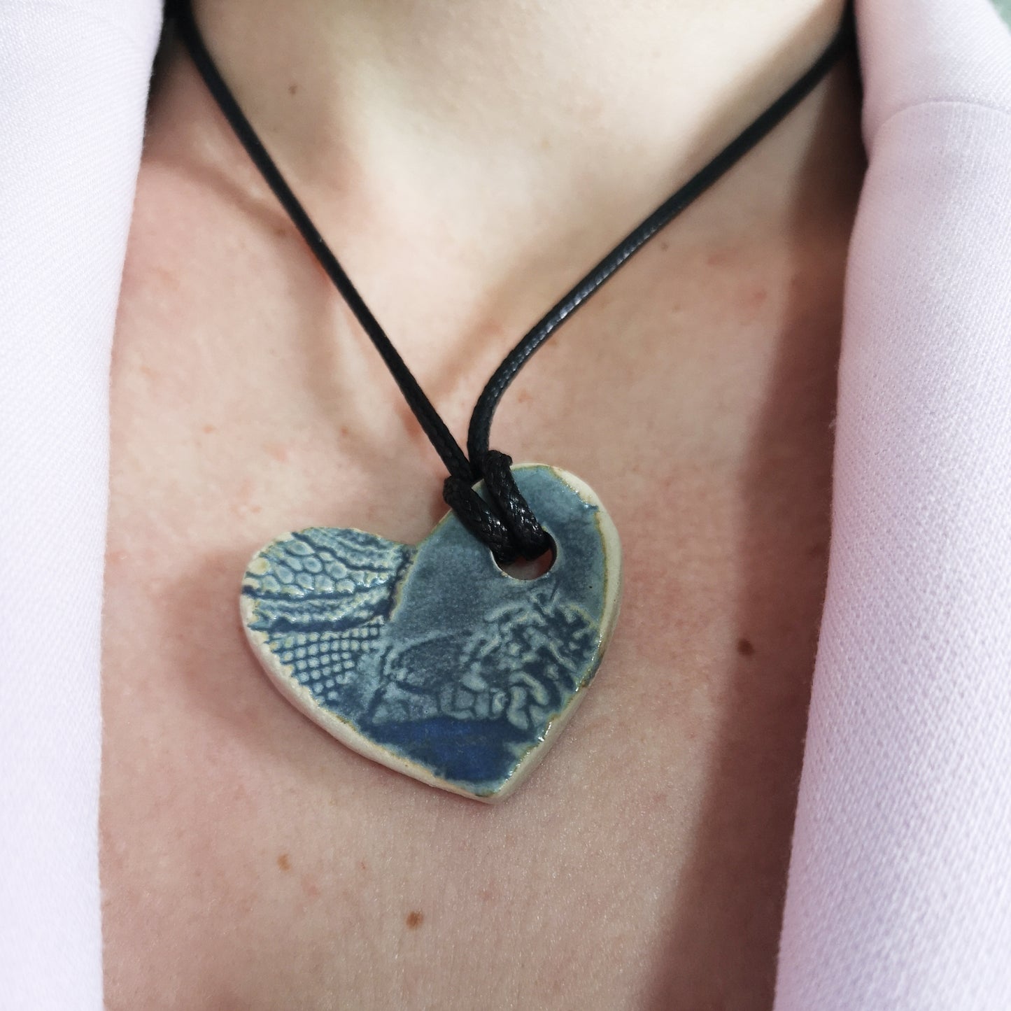 Collier coeur bleu avec motif cordon cuir reglable Corinne Ceramique