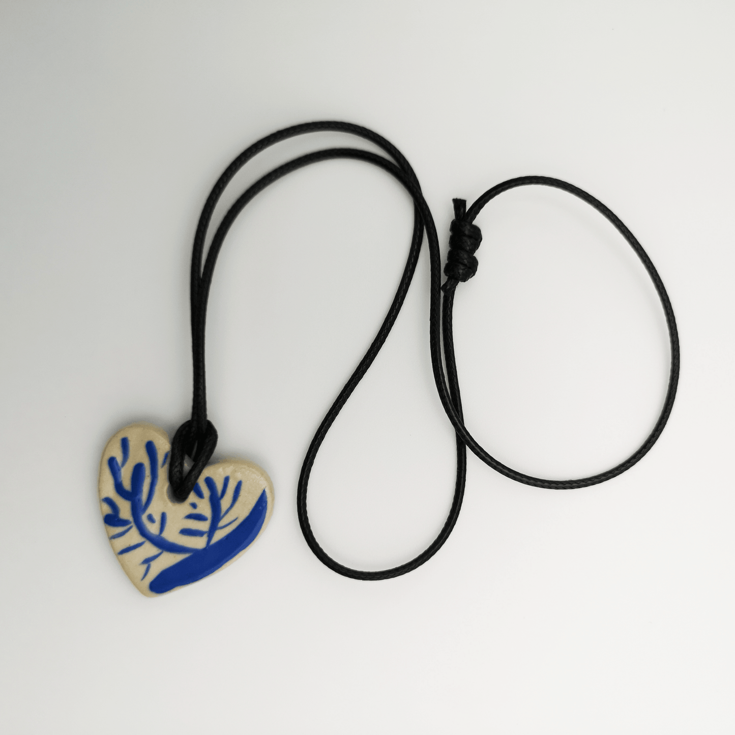 Collier coeur bleu blanc Artisanat d'Exception Pendentif Fait Main en Céramique