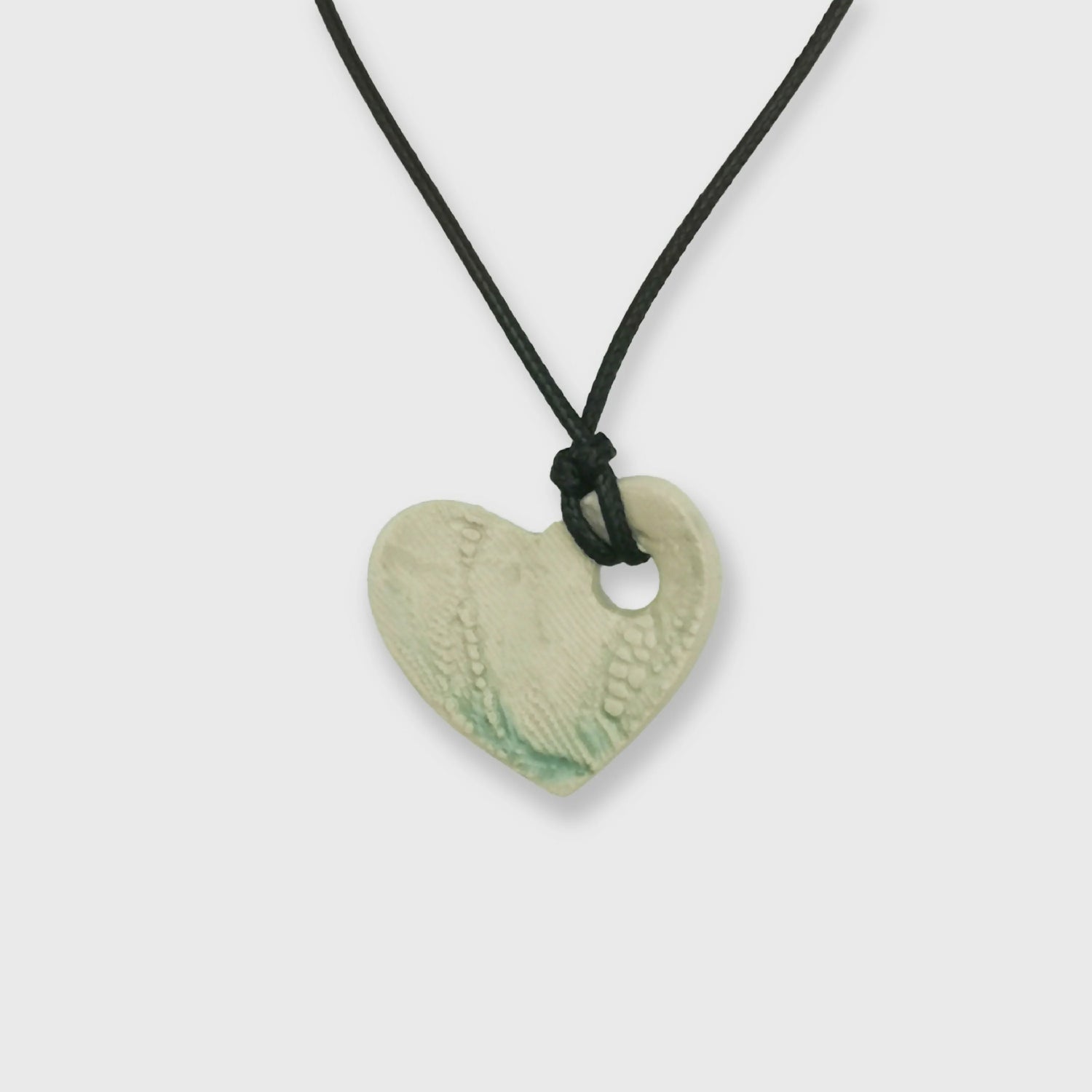 Collier cœur vert transparent avec motifs gravés et cordon cuir réglable, fabriqué à la main en Provence. bijoux luxe pour femme