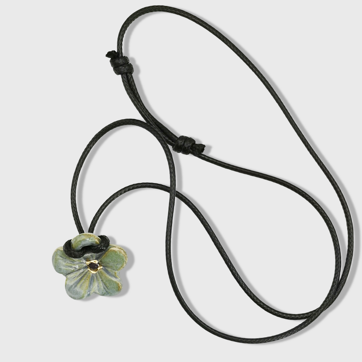 Collier artisanal hibiscus bleu et or, avec cordon en cuir, bijou chic pour femme