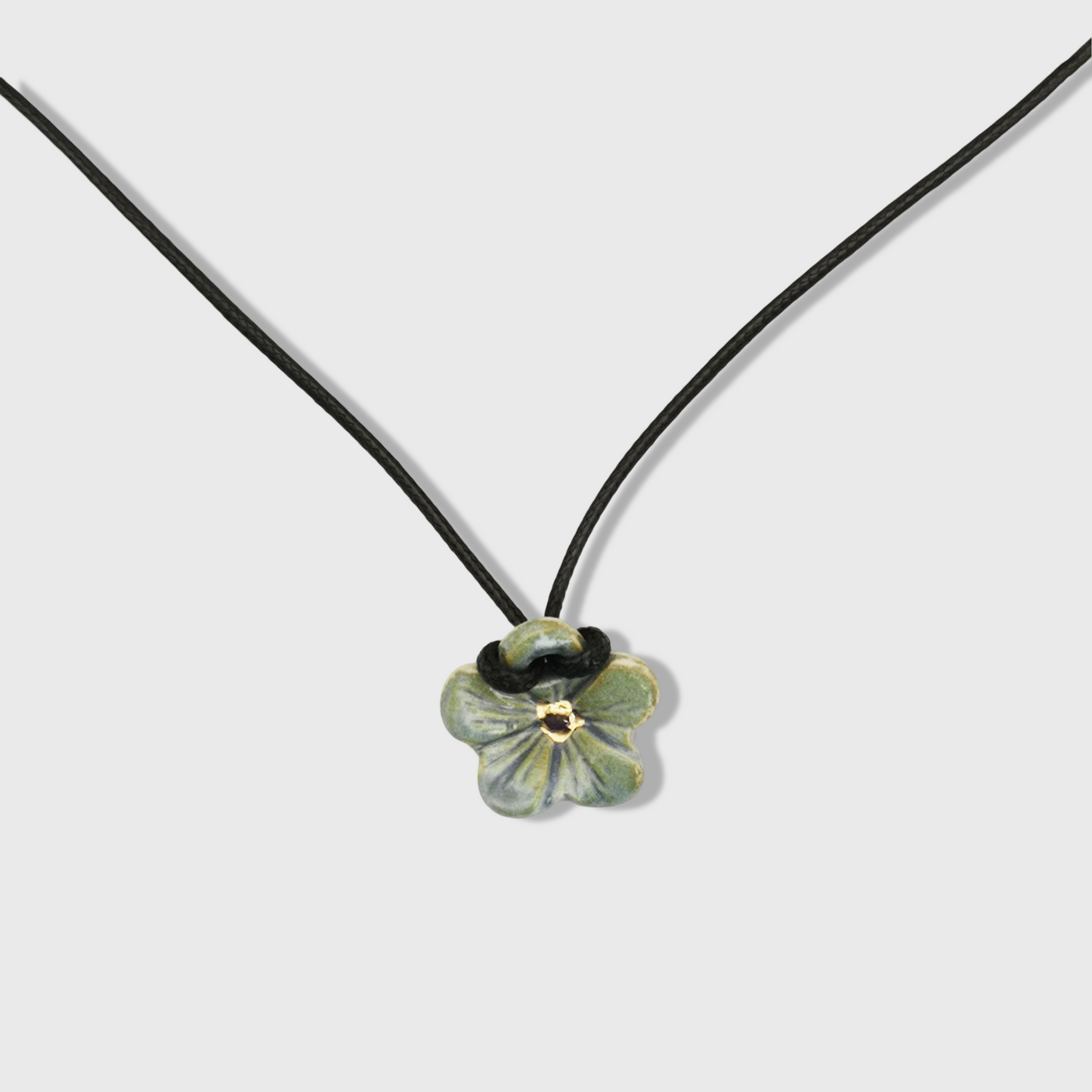 Collier fleur hibiscus bleu et or avec cordon en cuir, bijou élégant pour femme