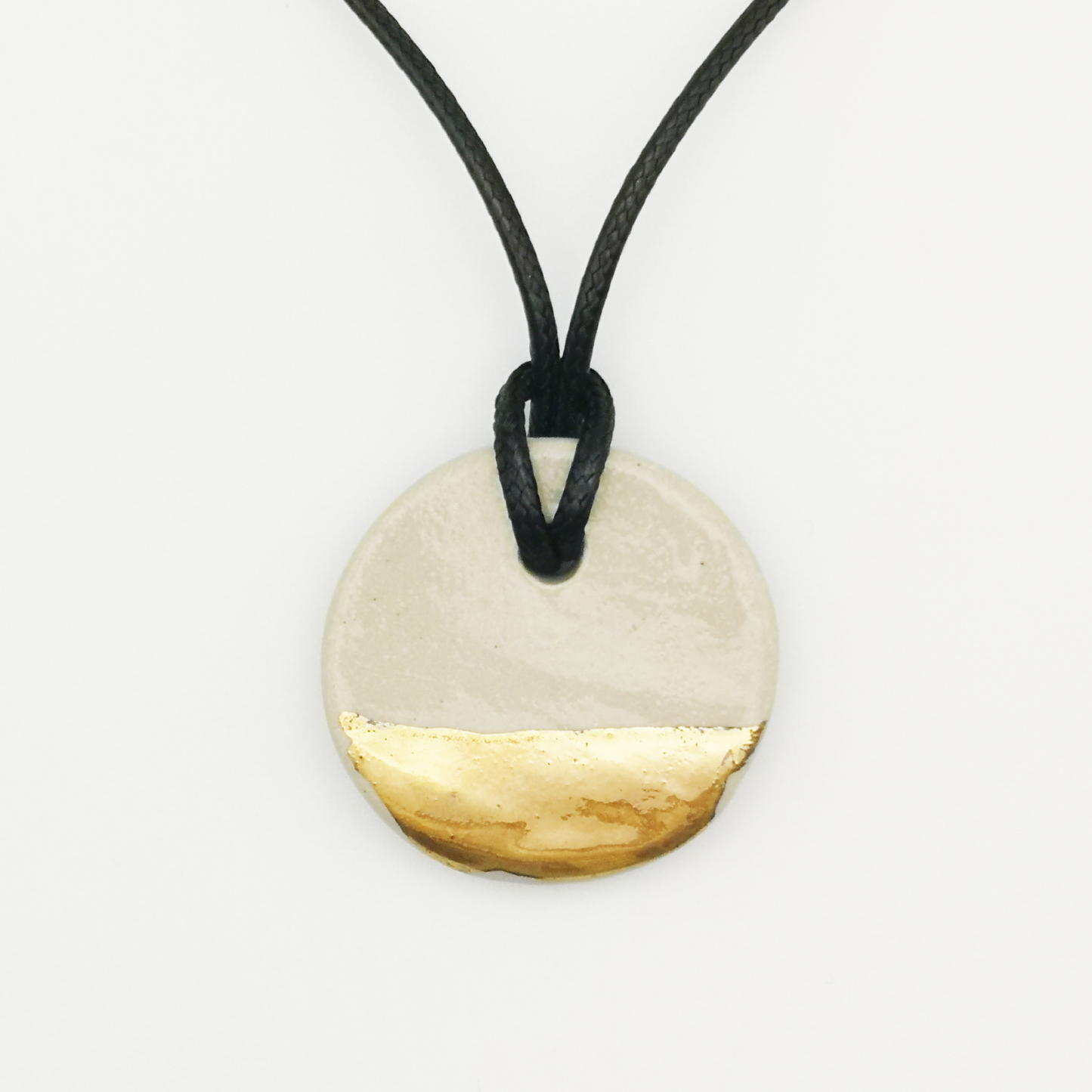 Collier médaillon super size blanc et or sur cordon cuir réglable — Corinne Céramique